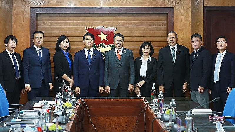 President of the Vietnam Youth Federation (VYF) cum Secretary of the Ho Chi Minh Communist Youth Union Central Committee Nguyen Ngoc Luong (4th from left), Ambassador of UAE to Vietnam Obaid Saeed Obaid Bintaresh Al Dhaheri (5th from left), and representatives of relevant units at the meeting.