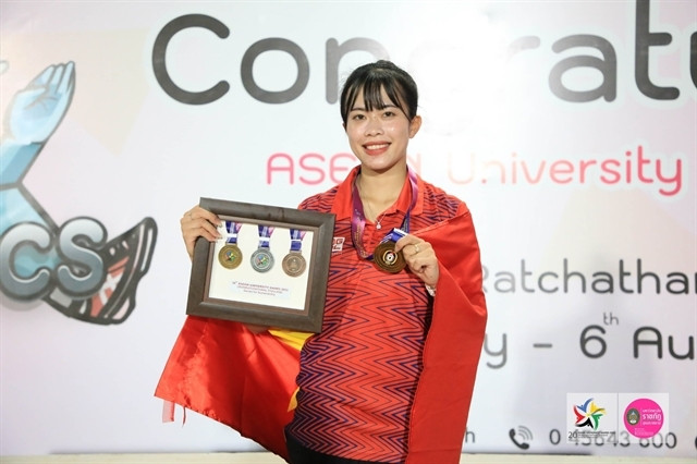 Bui Thi Ngan poses with her certificate and gold in the women's 1,500m event at the ASEAN University Games. Photo from Bui Ngan facebook