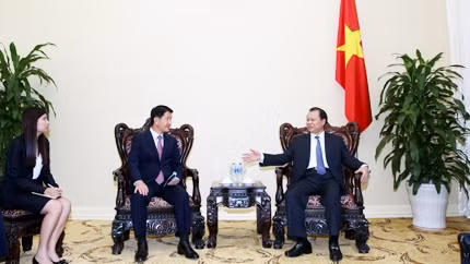 Deputy PM Vu Van Ninh and Samsung Life CEO Kim Chang-Soo