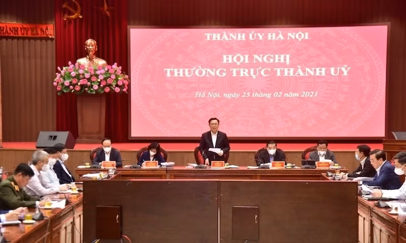 Politburo member and Secretary of the Hanoi Municipal Party Committee Vuong Dinh Hue speaks at the session.