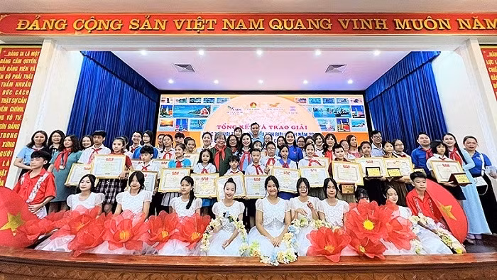 Winners of the competition honoured at the award ceremony.