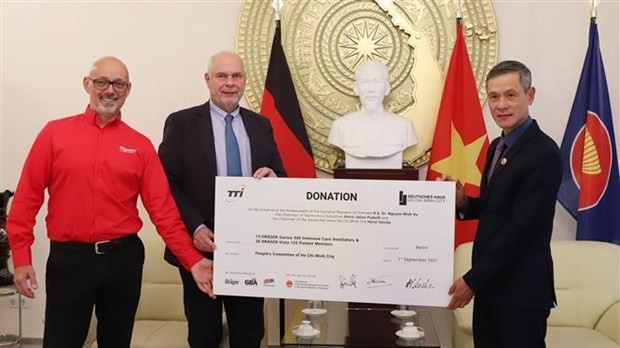 Vietnamese Ambassador to Germany Nguyen Minh Vu (R) receives the token of medical equipment worth 350,000 USD donated by Techtronic Industries (TTI) Co., Ltd and Deutsches Haus (German House) Co., Ltd in Ho Chi Minh City. (Photo: VNA)