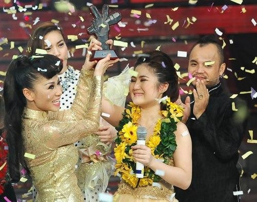The winner of The Voice of Vietnam 2012 and her coach Thu Minh