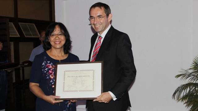 Ambassador Jean-Noel Poirier presents the French Order of Academic Palms to Nguyen Thanh Huyen. (Credit: Frech Embassy in Hanoi)
