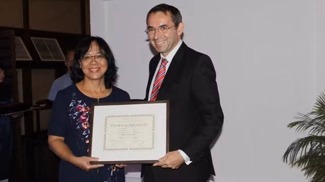 Ambassador Jean-Noel Poirier presents the French Order of Academic Palms to Nguyen Thanh Huyen. (Credit: Frech Embassy in Hanoi)