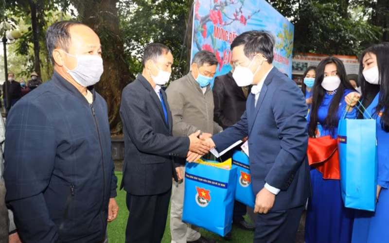 Politburo member Vo Van Thuong presents gifts to representatives of former youth volunteers in Dai Tu District, Thai Nguyen Province.