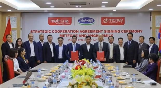 Metfone and Angkok Dairy Products Co.Ltd (Angkormilk), two Vietnamese-invested firms, on July 14 inked an agreement to develop telecommunications services and e-payments in Cambodia. (Photo: VNA)