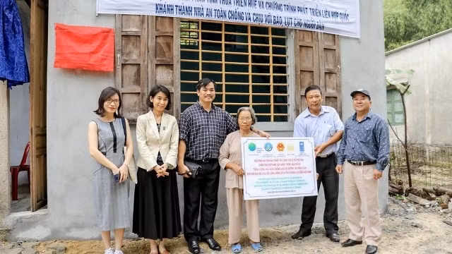 Delegates at the presentation of a storm-resilient house to a vulnerable family in Thua Thien – Hue province (Photo: qdnd.vn)