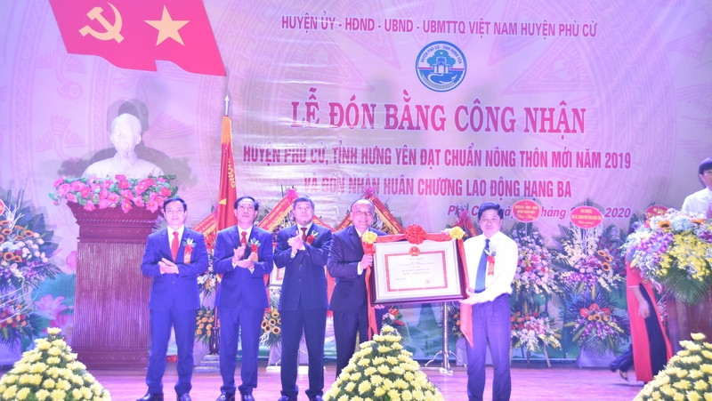 At a ceremony to grant certificate in recognition of Phu Cu district in Hung Yen province as a new-style rural area.