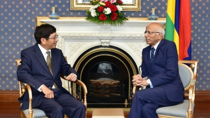 Vietnamese Ambassador to Mozambique and Mauritius Le Huy Hoang (L) and Acting President of the Republic of Mauritius Kheshoe Parsad Matadee in Port Louis on March 6. (Photo: MOFA)