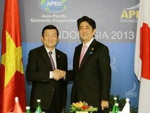 President Truong Tan Sang meets Japanese Prime Minister Shinzo Abe (Photo: VNA)