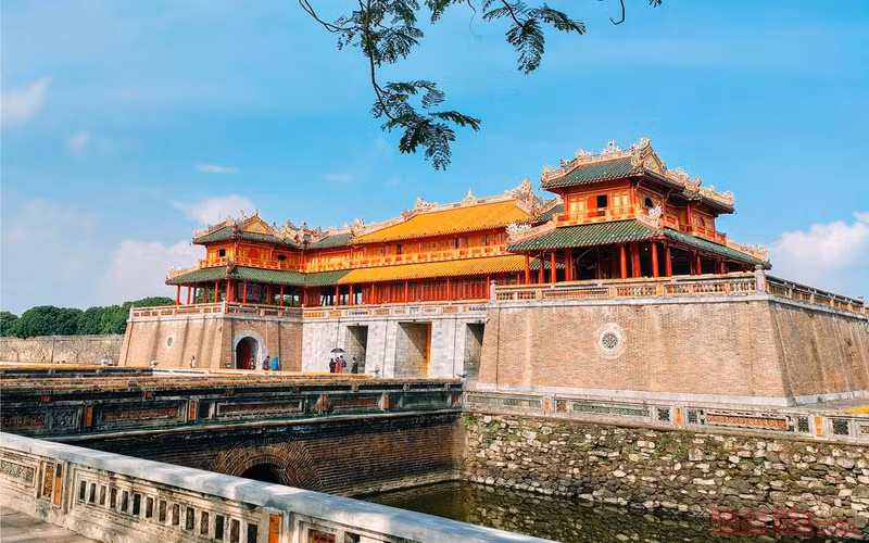 Ngo Mon Gate (Noon Gate), as the largest of the four major gates of Hue Citadel, is the main southern gate of the Hue Citadel, overlooking the very poetic Huong (Perfume) River. Ngo Mon Gate is considered a masterpiece, a pinnacle architecture of Hue Imperial Citadel.
