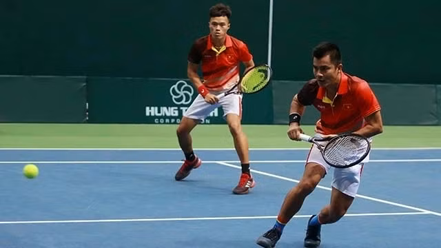 Vietnamese pair Pham Minh Tuan (far left) - Le Quoc Khanh won the doubles competition following three exciting sets.