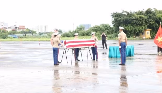 Vietnam on December 14 handed over to the US two sets of remains believed to belong to US soldiers who died in the war in the Southeast Asian nation. (Photo: VNA)