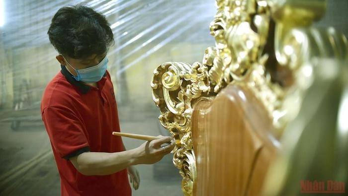 Kieu Ky villagers still venerate Nguyen Quy Tri as the patriarch of thin gold laminating. He was born and raised in Hoi Xuyen Village, Lieu Trai Commune, Hai Duong Province, and was a mandarin under King Le Canh Hung (1740-1786). 