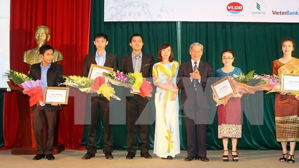 Disadvantaged Lao students receive scholarships. (Photo: VNA)