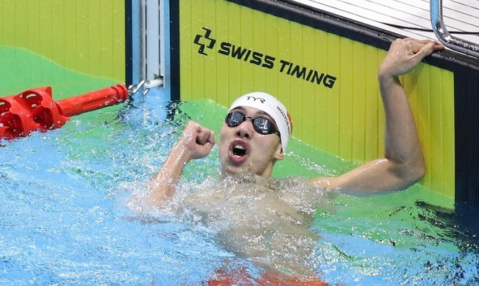 Swimmer Nguyen Huy Hoang celebrates winning the first gold medal for Vietnamese swimming at the ongoing 2019 SEA Games in the Philippines. (Photo: VOV)
