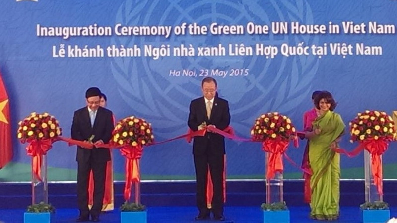 From left: Deputy PM Pham Binh Minh, Secretary-General Ban Ki-moon and UN Resident Co-ordinator to Vietnam, Pratibha Mehta cut the ribbon to inaugurate the GOUNH