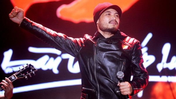 Tran Lap on stage at a concert held this January in Hanoi to raise fund for cancer patients (Photo: nld.com.vn)
