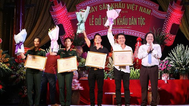 Outstanding composers are honoured at the ceremony. (Photo: VNA)