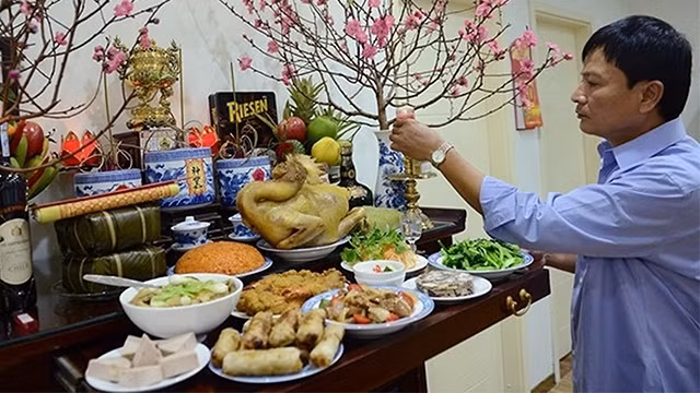 A Vietnamese is preparing for worshipping ancestors on New Year’s Eve. (Credit: Tuan Mark)