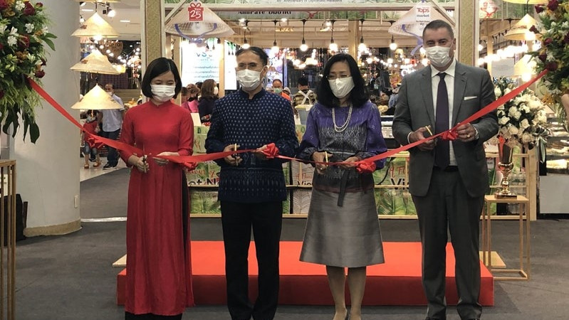 Delegates cut the ribbon to open the fair 