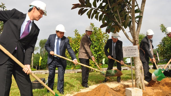 Politburo member Pham Quang Nghi (second left) planting a memorial tree at the Vietnamese Heroic Mother Monument. (Credit: hanoimoi.com.vn)
