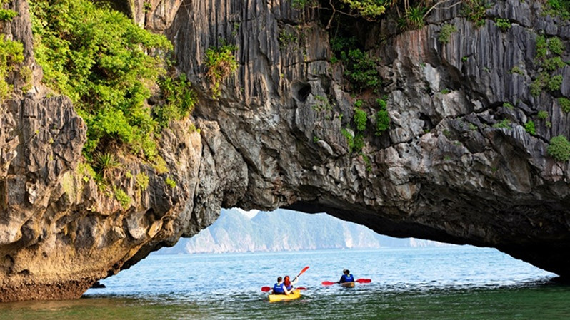 Kayaking in Ha Long Bay