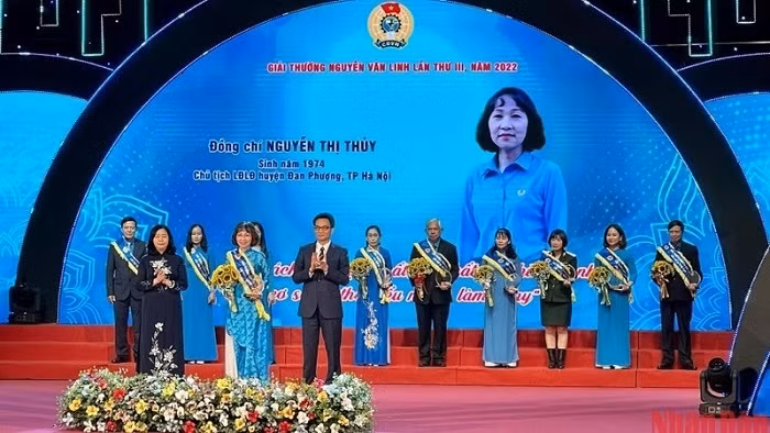 Outstanding trade union officials awarded at the ceremony. 