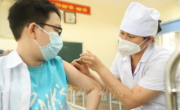 A student gets vaccinated against COVID-19 (Photo: VNA)