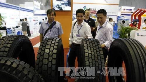 Visitors at the exhibition (Photo: VNA) 