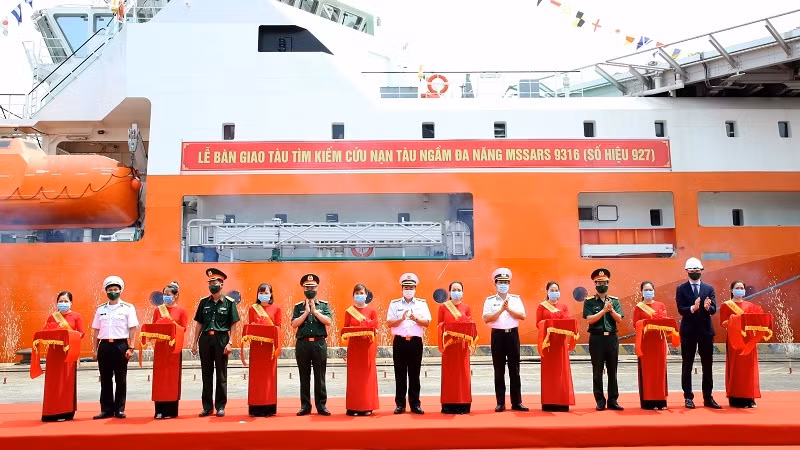 The handover ceremony of the 927-Yet Kieu multipurpose submarine rescue ship (Photo: Bao Hai Quan)