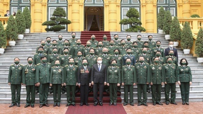 President Nguyen Xuan Phuc andrepresentatives of the Business Association of Vietnamese Veterans in Hanoi on October 14 (Photo: VNA)