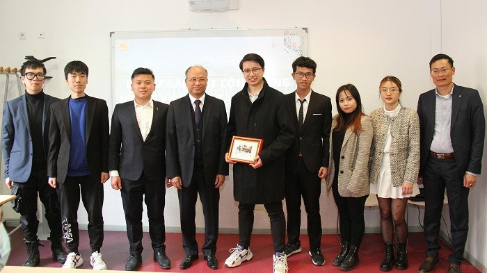 Vietnamese Ambassador to France Dinh Toan Thang (fourth from left) and delegates at the event (Photo: NDO/Khai Hoan)