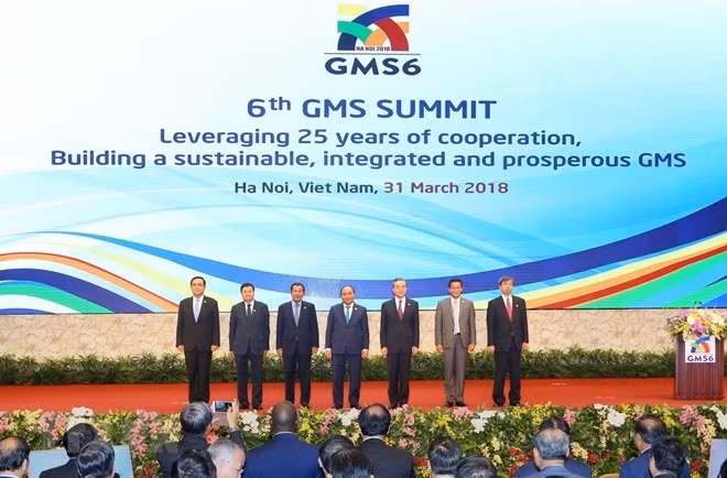 Prime Minister of host Vietnam Nguyen Xuan Phuc (C) takes photo with heads of delegations of GMS countries (Photo: VNA)