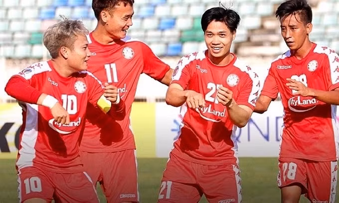 Forward Nguyen Cong Phuong (no. 21) celebrates with teammates after levelling the score 2-2 for Ho Chi Minh City. (Photo: HCM City FC)
