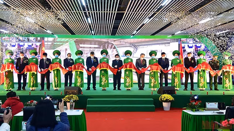 Delegates cut the ribbon to inaugurate the Cat Linh - Ha Dong urban metro line. (Photo: THANH DAT)