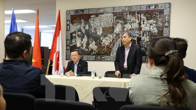 Vietnamese Ambassador to Canada Nguyen Duc Hoa speaking at the meeting with the OV community