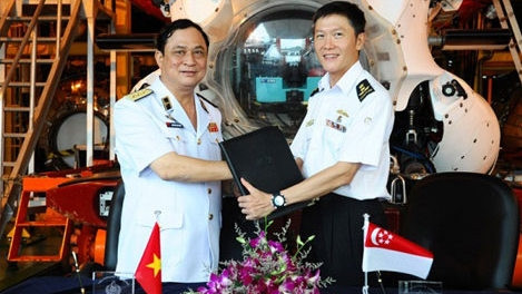 Commander of the Vietnamese People’s Navy Admiral Nguyen Van Hien (left) and Singaporean Chief of Navy Ng Chee Peng