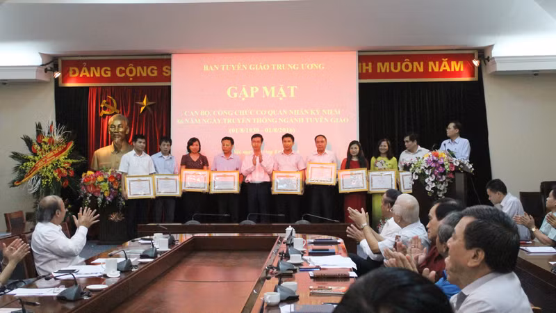 At the meeting (Photo: tuyengiao.vn)