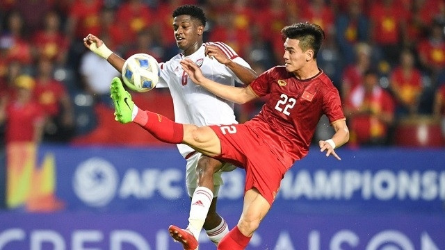 Tien Linh (R) missed a golden chance to score a winner at the end of the match.
