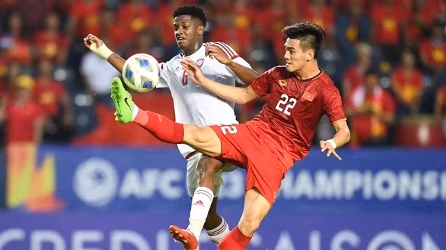 Tien Linh (R) missed a golden chance to score a winner at the end of the match.