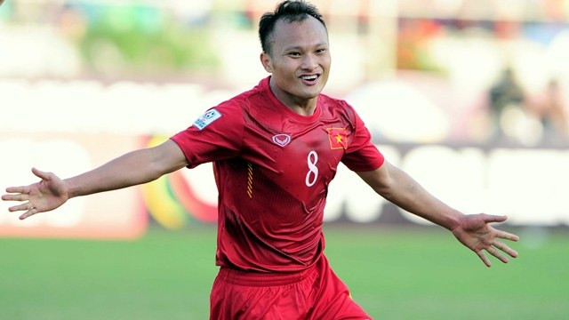 The only goal by Trong Hoang helped Vietnam beat Malaysia 1-0 to claim the top spot in Group B and a ticket to the semi-finals of the AFF Suzuki Cup 2016. (Credit: zing.vn)