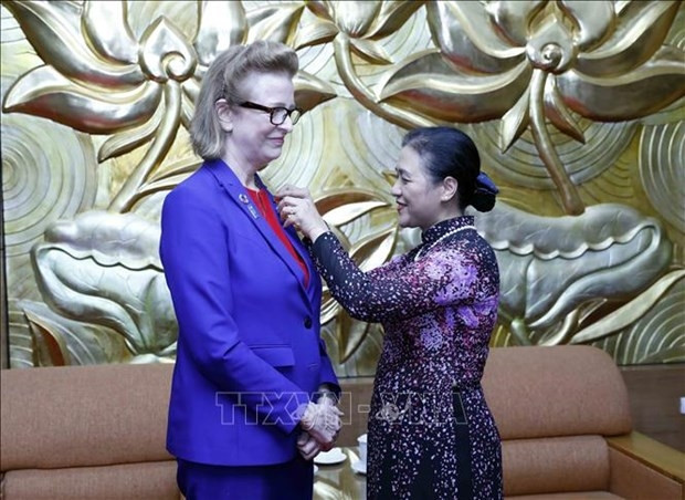 VUFO President Nguyen Phuong Nga presents insignia to UNDP Resident Representative in Vietnam Caitlin Wiesen. (Photo: VNA)