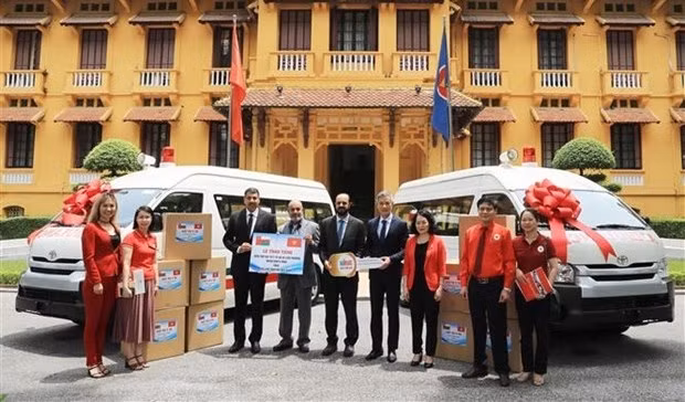 At the hand-over ceremony (Photo: VNA)