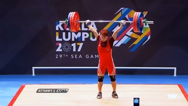 Weightlifter Trinh Van Vinh wins the gold medal in in the men 62kg event and also breaks two SEA Games records on August 28. (Screenshot capture)