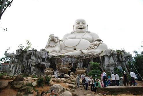The Maitreya Buddha on Cam Mountain in An Giang province is declared the largest Maitreya Buddha statue in Asia.