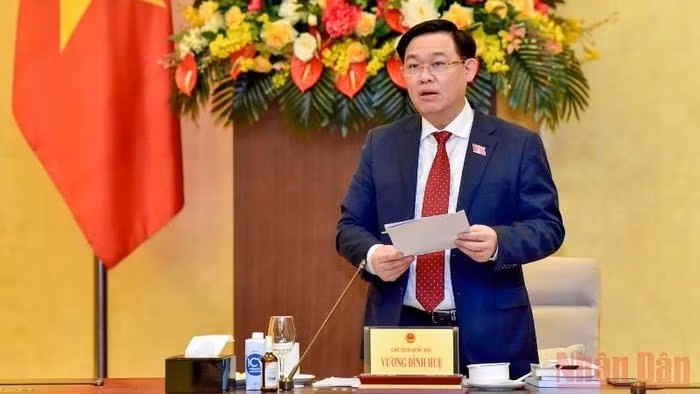 NA Chairman Vuong Dinh Hue speaks at the conference. (Photo: NDO)