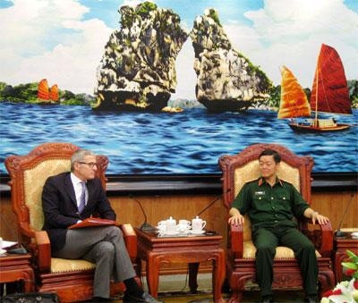 Deputy Minister of Defence Sen. Lieut. Gen. Le Huu Duc receiving Director of Austria’s Vamed Engineering Company, Helmut