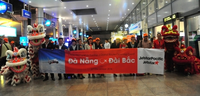 The ceremony to welcome the first passengers on the Taipei–Da Nang air route.